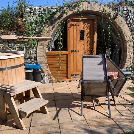 Romantic Escape Luxury Hobbit House With Hot Tub! Sheerness Bagian luar foto