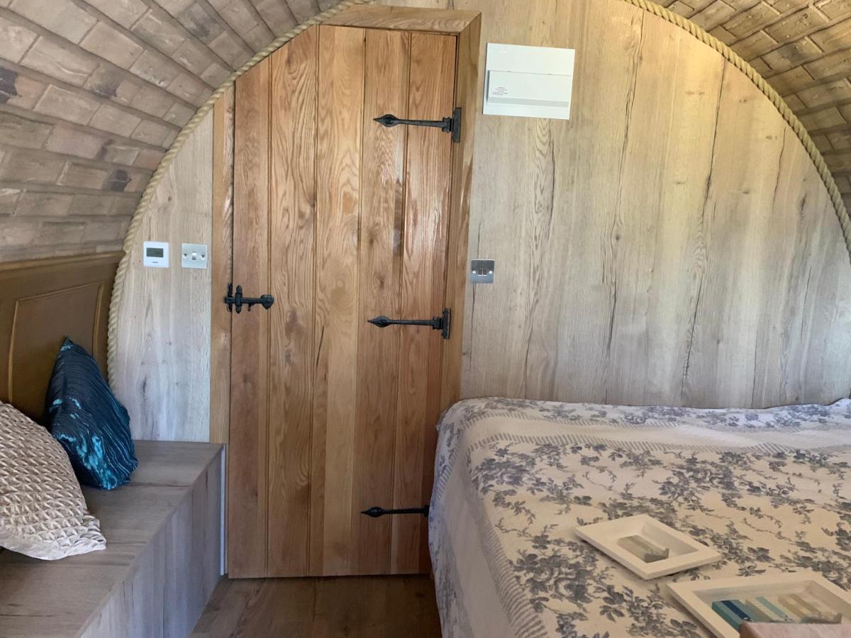 Romantic Escape Luxury Hobbit House With Hot Tub! Sheerness Bagian luar foto
