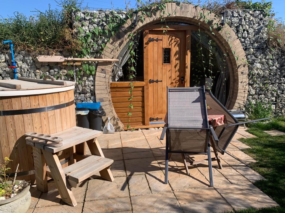Romantic Escape Luxury Hobbit House With Hot Tub! Sheerness Bagian luar foto