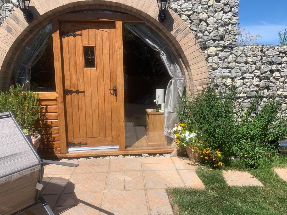 Romantic Escape Luxury Hobbit House With Hot Tub! Sheerness Bagian luar foto